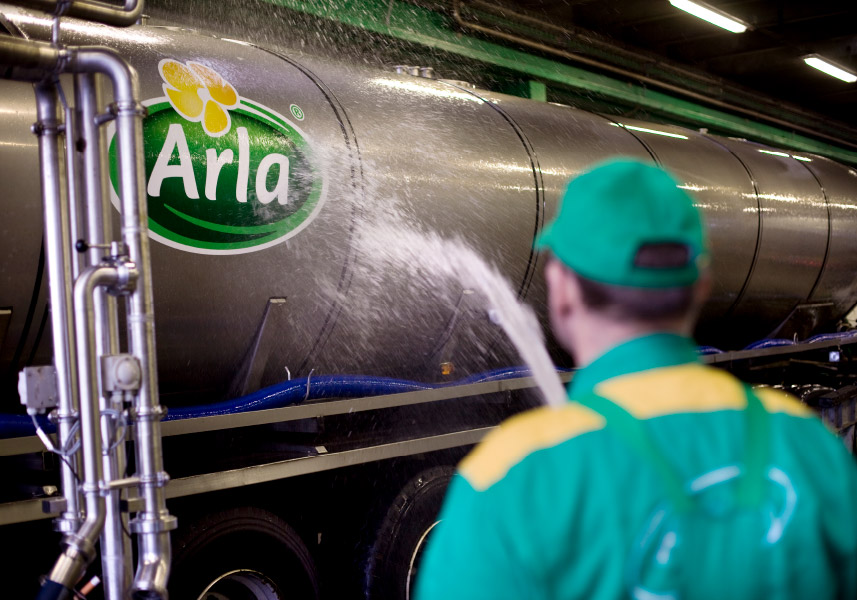 Cleaning of a milk truck